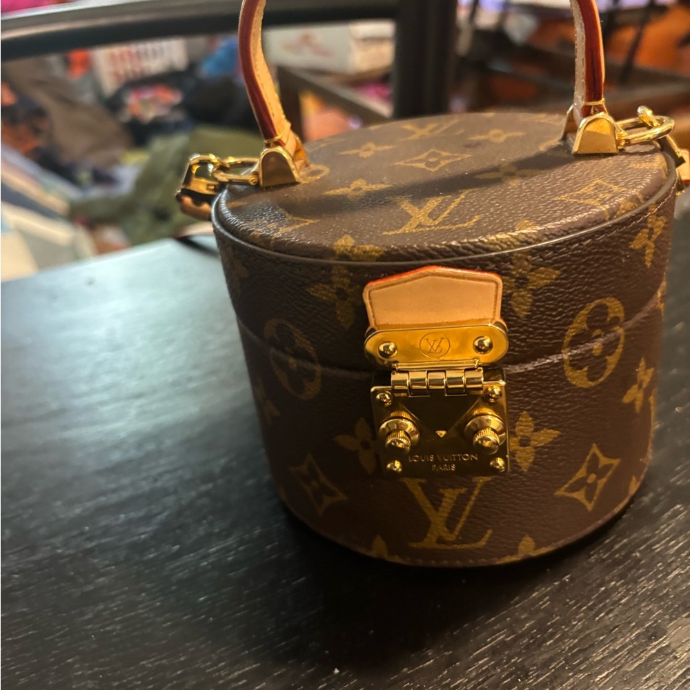 🐺🚨💥Louis Vuitton Monogram Round Crossbody Case - lipstick and mirror case💥🚨🐺 - Picture 9 of 9